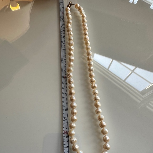 Hawaiian Pearl Necklace, 17" in length (17.5 with clasp) - Picture 3 of 4